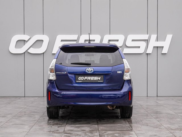 Toyota Prius Alpha 2013